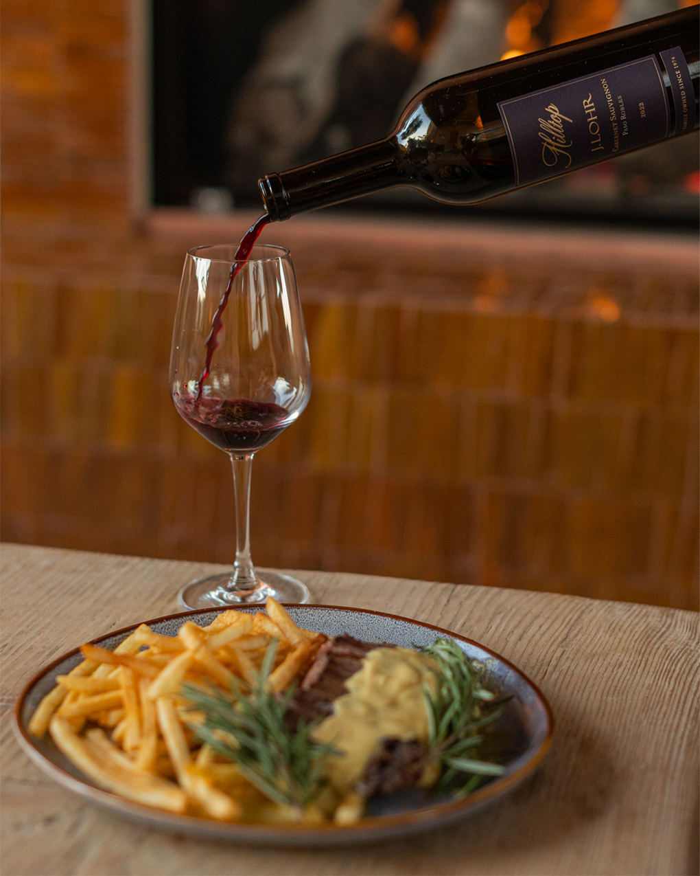 Osa-wine-pouring