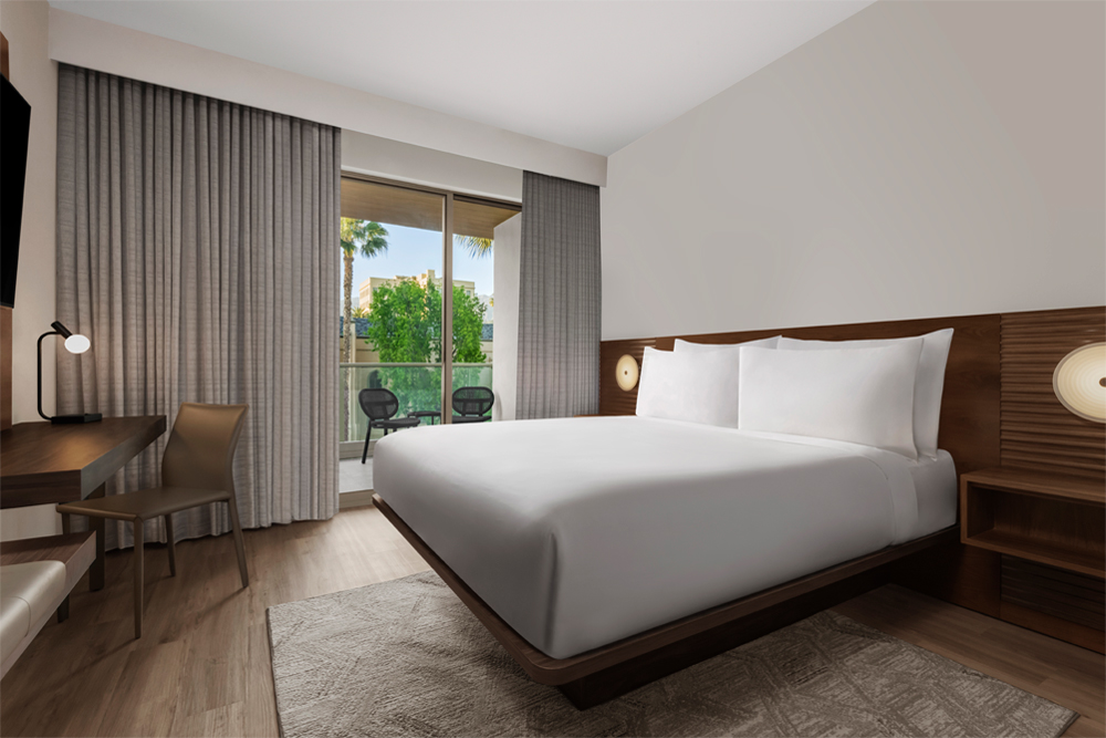 Guestroom-1-King-Bed-Colorado-VIEW-Balcony